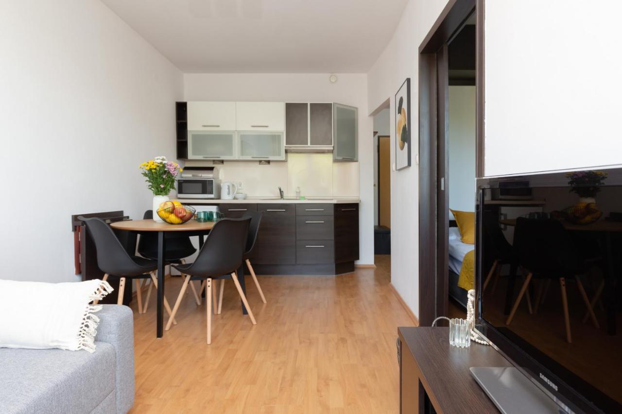 Cozy Apartment With Balcony Warszawa By Noclegi Renters Bagian luar foto