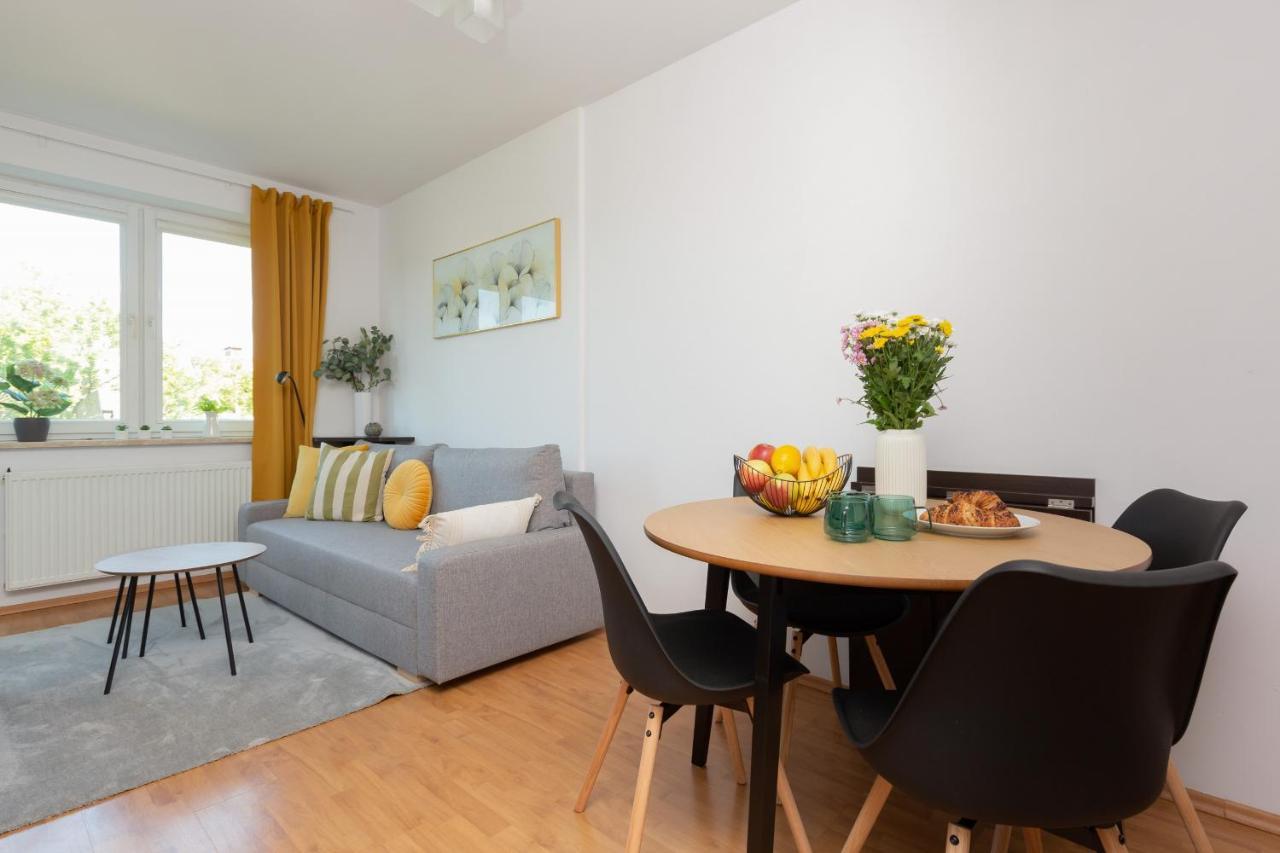 Cozy Apartment With Balcony Warszawa By Noclegi Renters Bagian luar foto