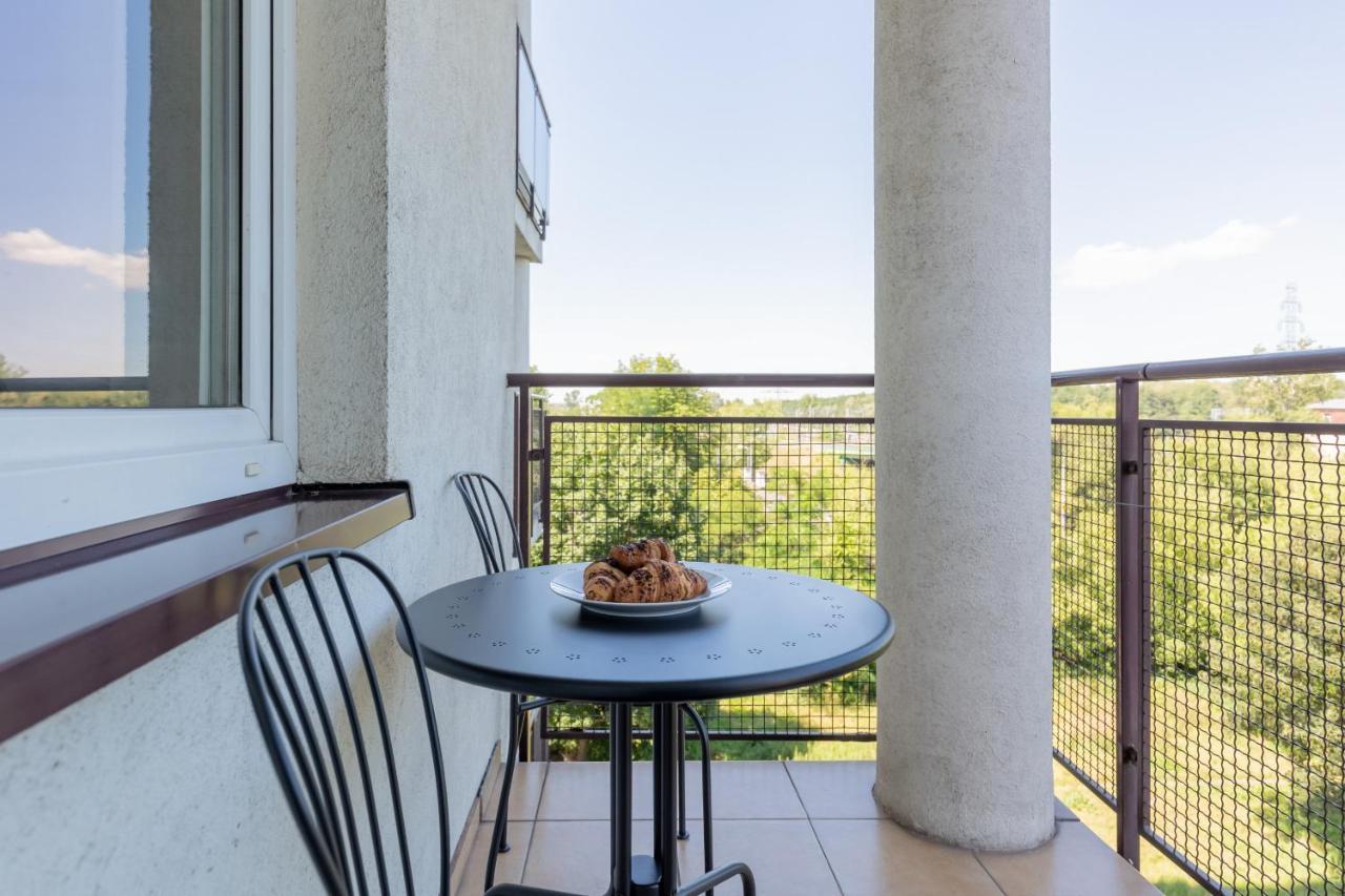 Cozy Apartment With Balcony Warszawa By Noclegi Renters Bagian luar foto