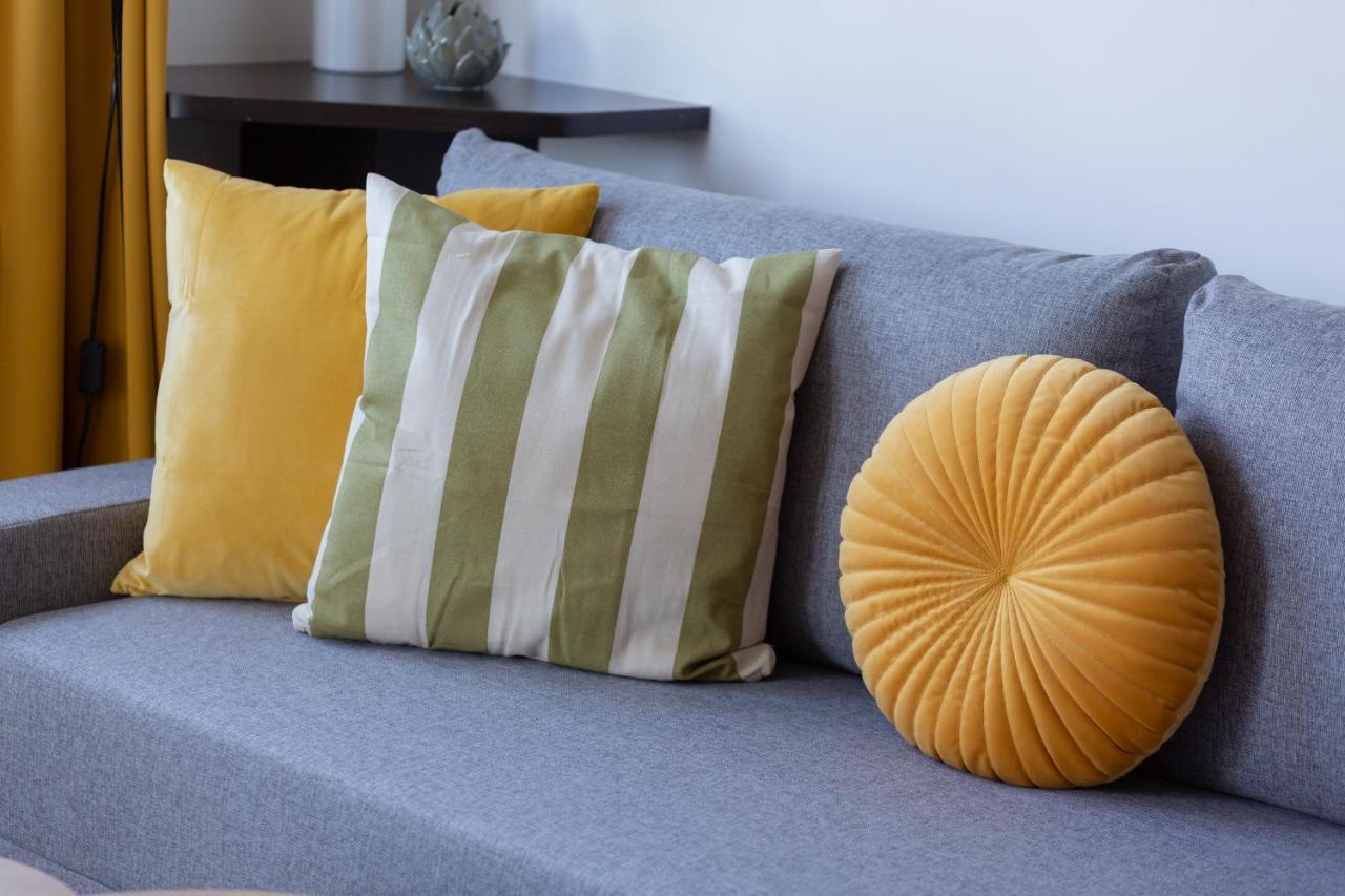 Cozy Apartment With Balcony Warszawa By Noclegi Renters Bagian luar foto