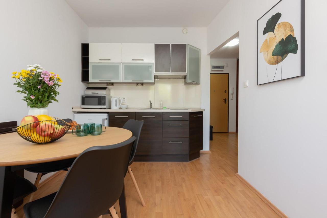 Cozy Apartment With Balcony Warszawa By Noclegi Renters Bagian luar foto